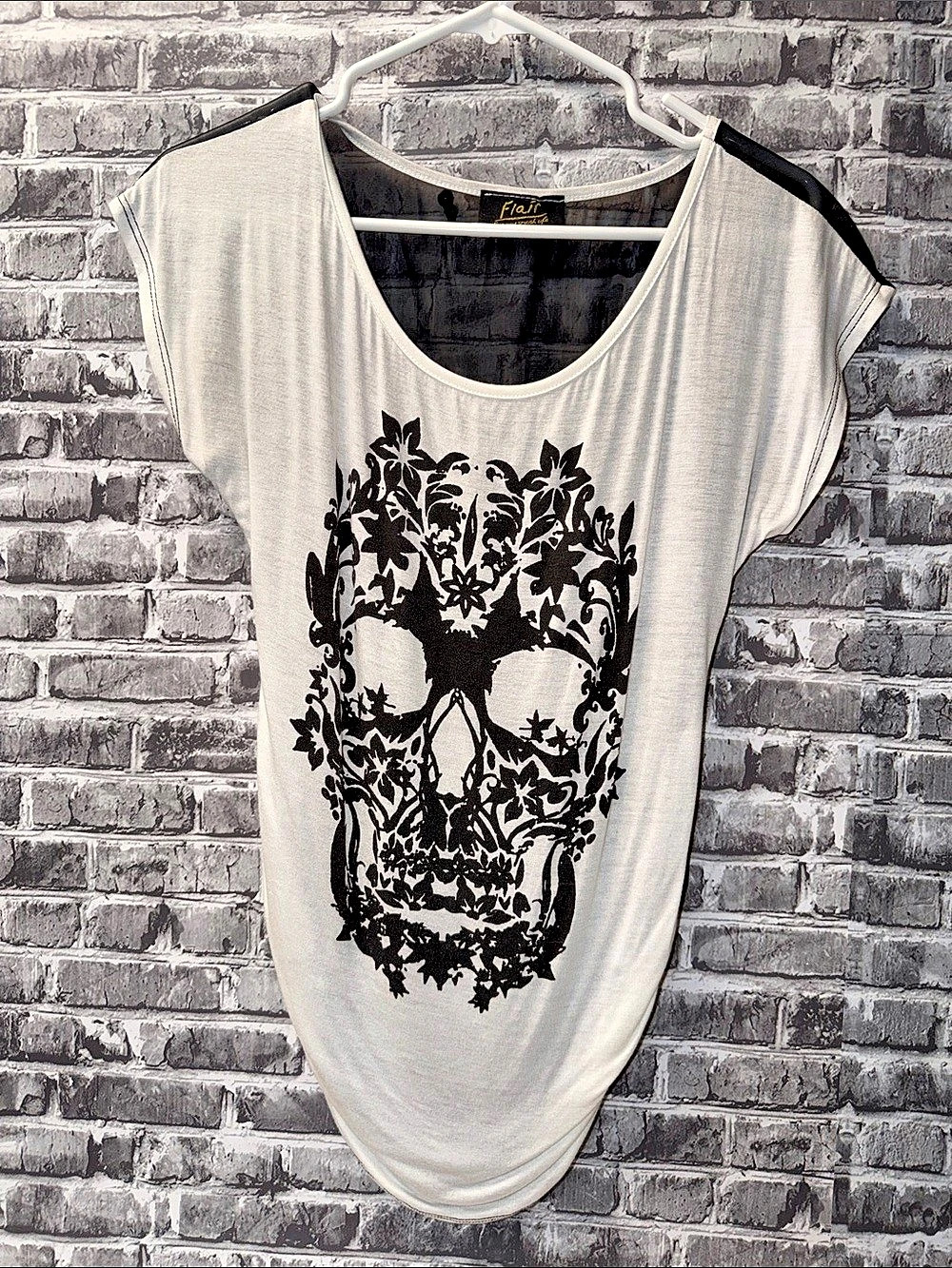 Fiair Graphic Skull Short Sleeve Top in White & Black Size Medium